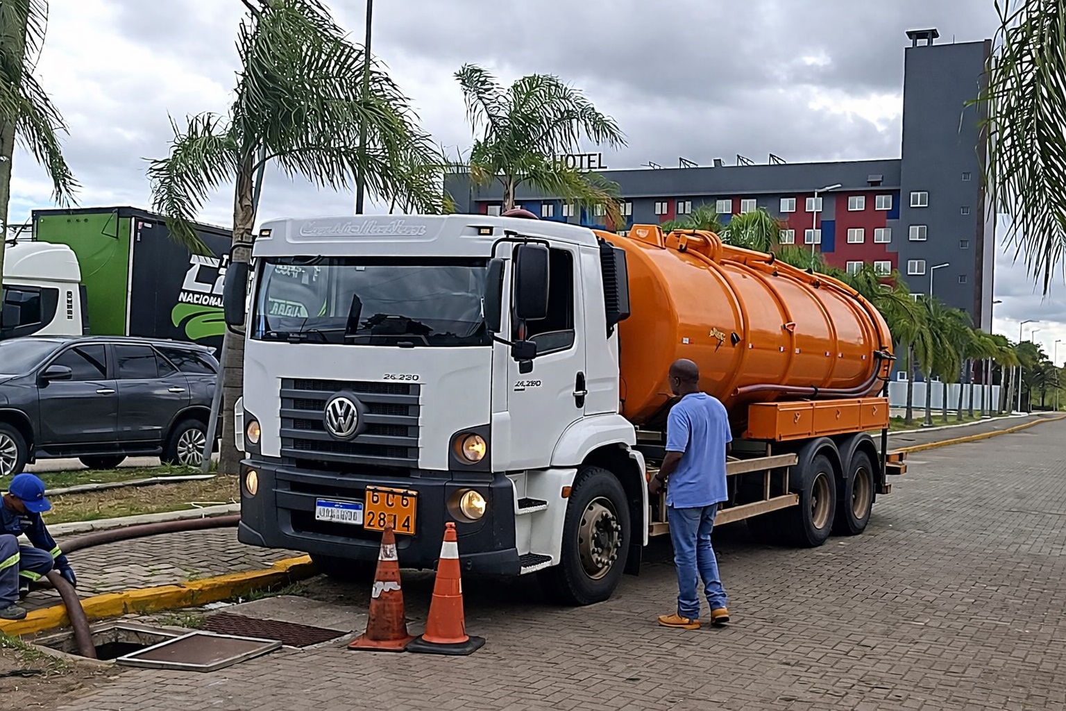 Entenda a diferença entre fossa séptica e rede de esgoto, descubra qual você tem e evite problemas com entupimentos e manutenção.